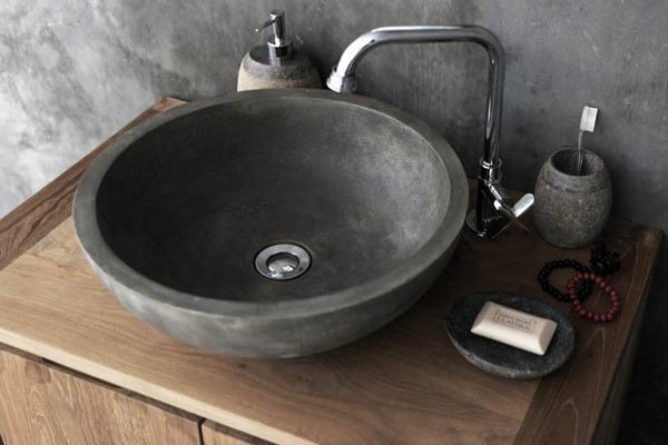 مقایسه روشویی سنگی رودخانه ای با روشویی بتنی